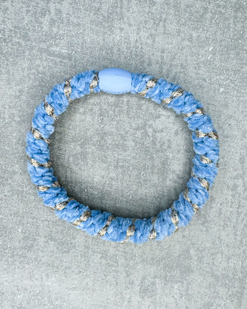 KKNEKKI Haarband "Velvet Stripe Light Blue"

Unsere absoluten Lieblings-Haarbänder von KKNEKKI gibt es jetzt für Euch bei uns im Shop! In vielen wunderschönen Farben und Styles, für normales/dickes (Bold Style) wie auch feines Haar (Slim Style).